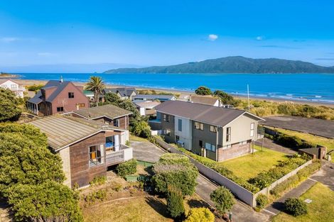 Photo of property in 33 Oratia Street, Waikanae Beach, Waikanae, 5036
