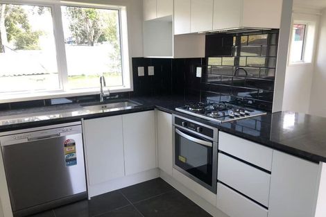 Photo of property in 10 Thornlow Street, Glendene, Auckland, 0602