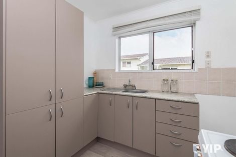 Photo of property in 7c Cheyne Walk, Newlands, Wellington, 6037