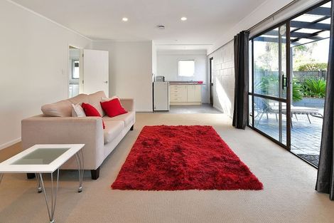 Photo of property in 3 Elgin Place, Red Beach, 0932