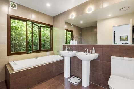 Photo of property in 11 City View Terrace, Birkenhead, Auckland, 0626