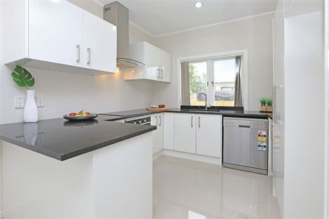 Photo of property in 2/13 Templeton Place, Clendon Park, Auckland, 2103