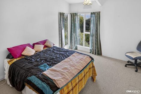 Photo of property in 129 Gloaming Hill, Titahi Bay, Porirua, 5022