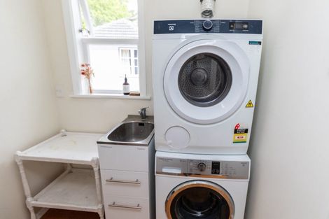 Photo of property in 33 Pinehaven Road, Pinehaven, Upper Hutt, 5019