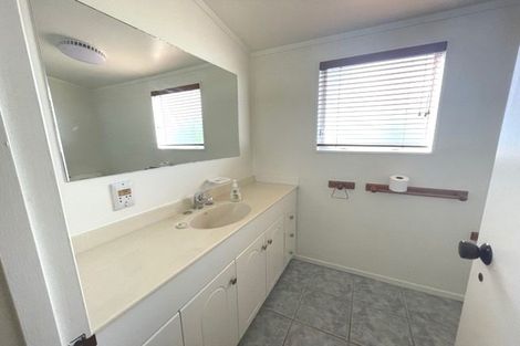 Photo of property in 1 Gosford Drive, Botany Downs, Auckland, 2010