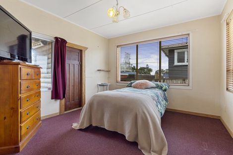 Photo of property in 30 Pioneer Road, Moturoa, New Plymouth, 4310