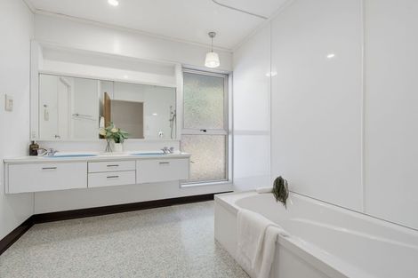 Photo of property in 8 Manahi Avenue, Kawaha Point, Rotorua, 3010