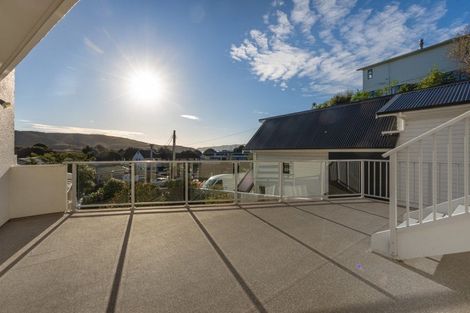 Photo of property in 32 Paremata Crescent, Paremata, Porirua, 5024
