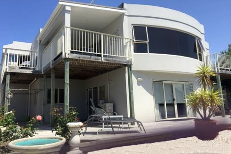 Photo of property in 16 Pacific Parade, Army Bay, Whangaparaoa, 0930