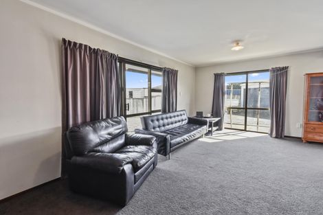 Photo of property in 18 Helms Place, Manurewa, Auckland, 2102