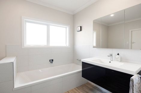 Photo of property in 4 Dover Road, St Andrews, Hamilton, 3200