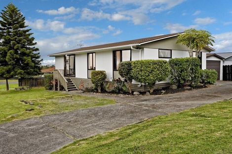 Photo of property in 1/4 Hanson Place, West Harbour, Auckland, 0618