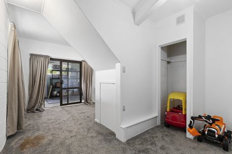 Photo of property in 9 Blandford Way, Newlands, Wellington, 6037