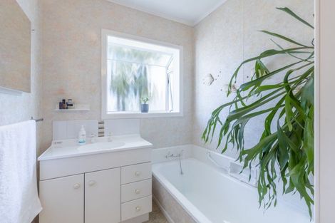 Photo of property in 4 Turakina Street, Merrilands, New Plymouth, 4312