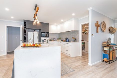 Photo of property in 96 Johnstone Drive, Fitzherbert, Palmerston North, 4410