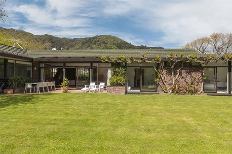 Photo of property in 27 Cheviot Road, Lowry Bay, Lower Hutt, 5013