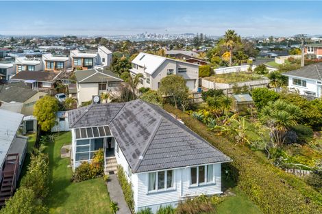 Photo of property in 62 Ocean View Road, Northcote, Auckland, 0627