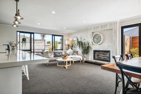 Photo of property in 3 Saint Heliers Grove, Fitzherbert, Palmerston North, 4410