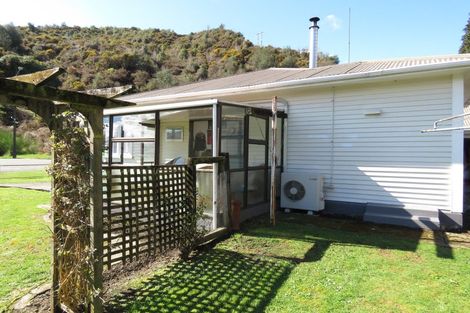 Photo of property in 3 Broadway, Reefton, 7830