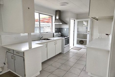 Photo of property in 2/56 Cockayne Crescent, Sunnynook, Auckland, 0620