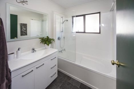 Photo of property in 2/85 Awaruku Road, Torbay, Auckland, 0630