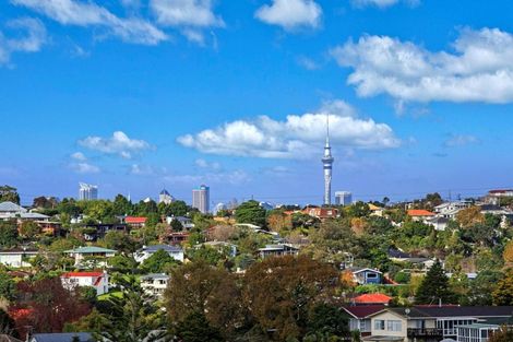 Photo of property in 7 Lynden Avenue, Hillcrest, Auckland, 0627