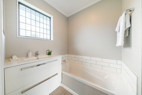 Photo of property in 4 Igloo Place, Red Hill, Papakura, 2110