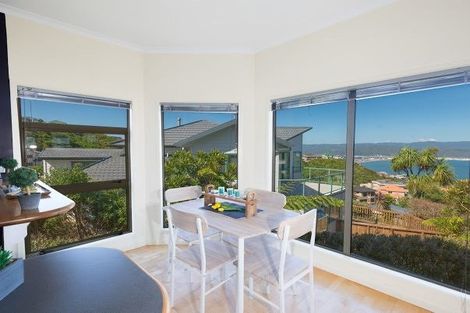 Photo of property in 42 Dress Circle, Newlands, Wellington, 6037