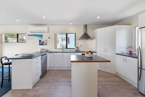 Photo of property in 2 Whitianga View, Paremata, Porirua, 5024