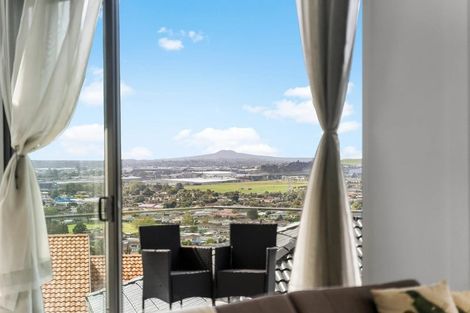 Photo of property in 13 Bartells Drive, Goodwood Heights, Auckland, 2105