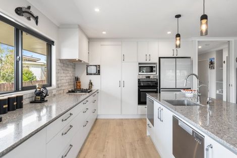 Photo of property in 102 Mark Street, Whangamata, 3620