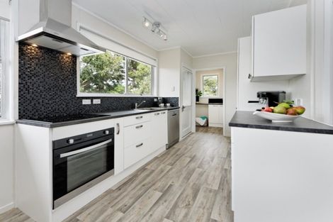 Photo of property in 80 Lantana Road, Green Bay, Auckland, 0604