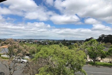 Photo of property in 1/104 Ravenwood Drive, Forrest Hill, Auckland, 0620