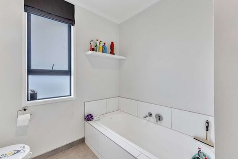 Photo of property in 27 Discovery Place, Marfell, New Plymouth, 4310