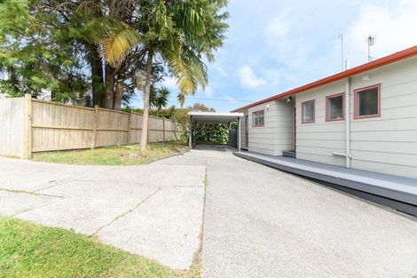 Photo of property in 17a Barron Drive, Green Bay, Auckland, 0604