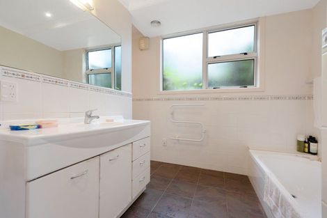 Photo of property in 28 Bennett Grove, Newlands, Wellington, 6037