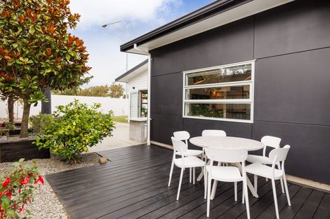 Photo of property in 2 Chestnut Close, Kelvin Grove, Palmerston North, 4414