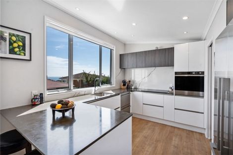 Photo of property in 2/9 Folkestone Street, Murrays Bay, Auckland, 0630