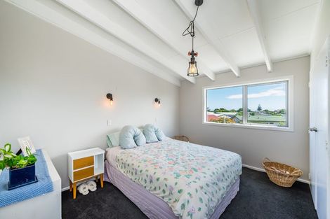 Photo of property in 14 Goldie Place, Waikanae Beach, Waikanae, 5036