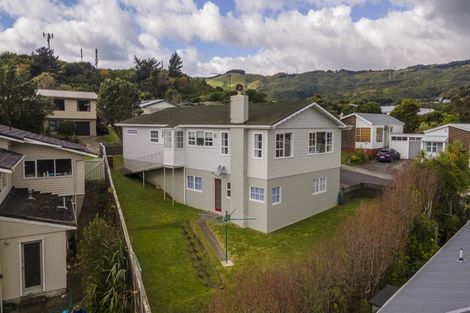 Photo of property in 2 Florio Terrace, Tawa, Wellington, 5028