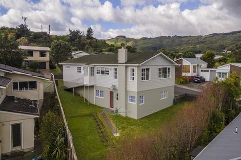 Photo of property in 2 Florio Terrace, Tawa, Wellington, 5028