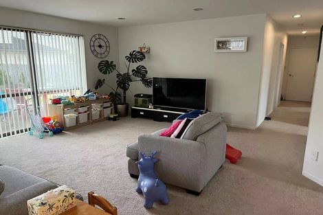 Photo of property in 33 South Kensington Way, Henderson, Auckland, 0612