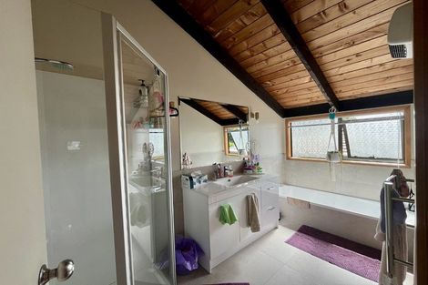 Photo of property in 2/69 Saddleback Rise, Murrays Bay, Auckland, 0630