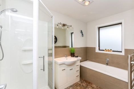 Photo of property in 14 Te Arakete Place, Hurworth, New Plymouth, 4310