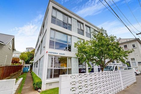 Photo of property in Victoria Court, 7/4 Queen Street, Mount Victoria, Wellington, 6011