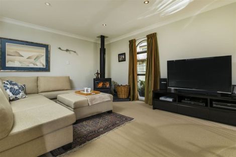 Photo of property in 17 Opanuku Road, Henderson Valley, Auckland, 0612