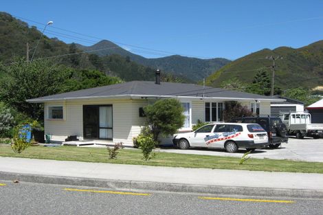 Photo of property in 50 Broadway, Picton, 7220