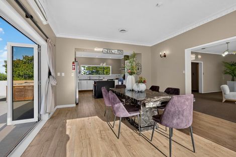 Photo of property in 873 Waitakere Road, Kumeu, 0891