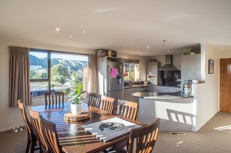 Photo of property in 5 Chilton Drive, Paraparaumu, 5032