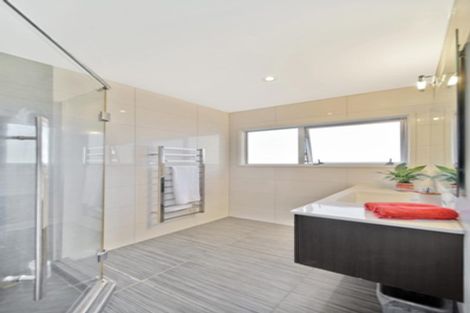 Photo of property in 2/52 Highland Park Drive, Highland Park, Auckland, 2010